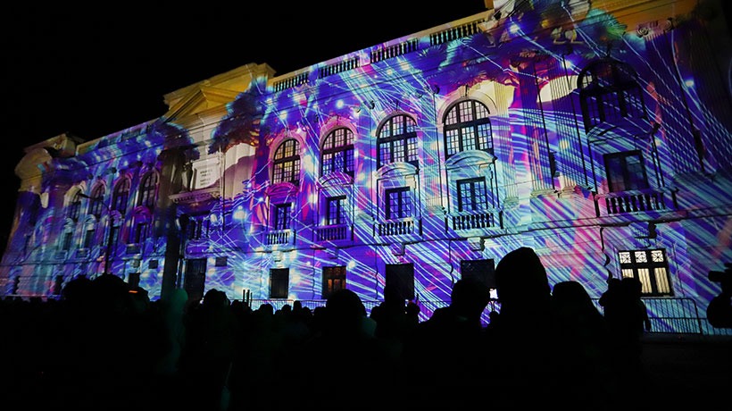 Proyección audiovisual sobre la fachada de un edificio durante el festival PERFORMA.