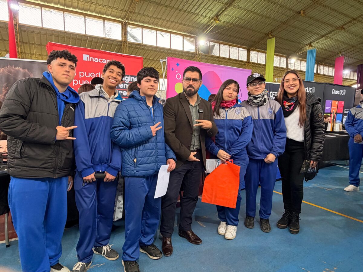 Jóvenes estudiantes interactuando con expositores durante la feria en Limache.