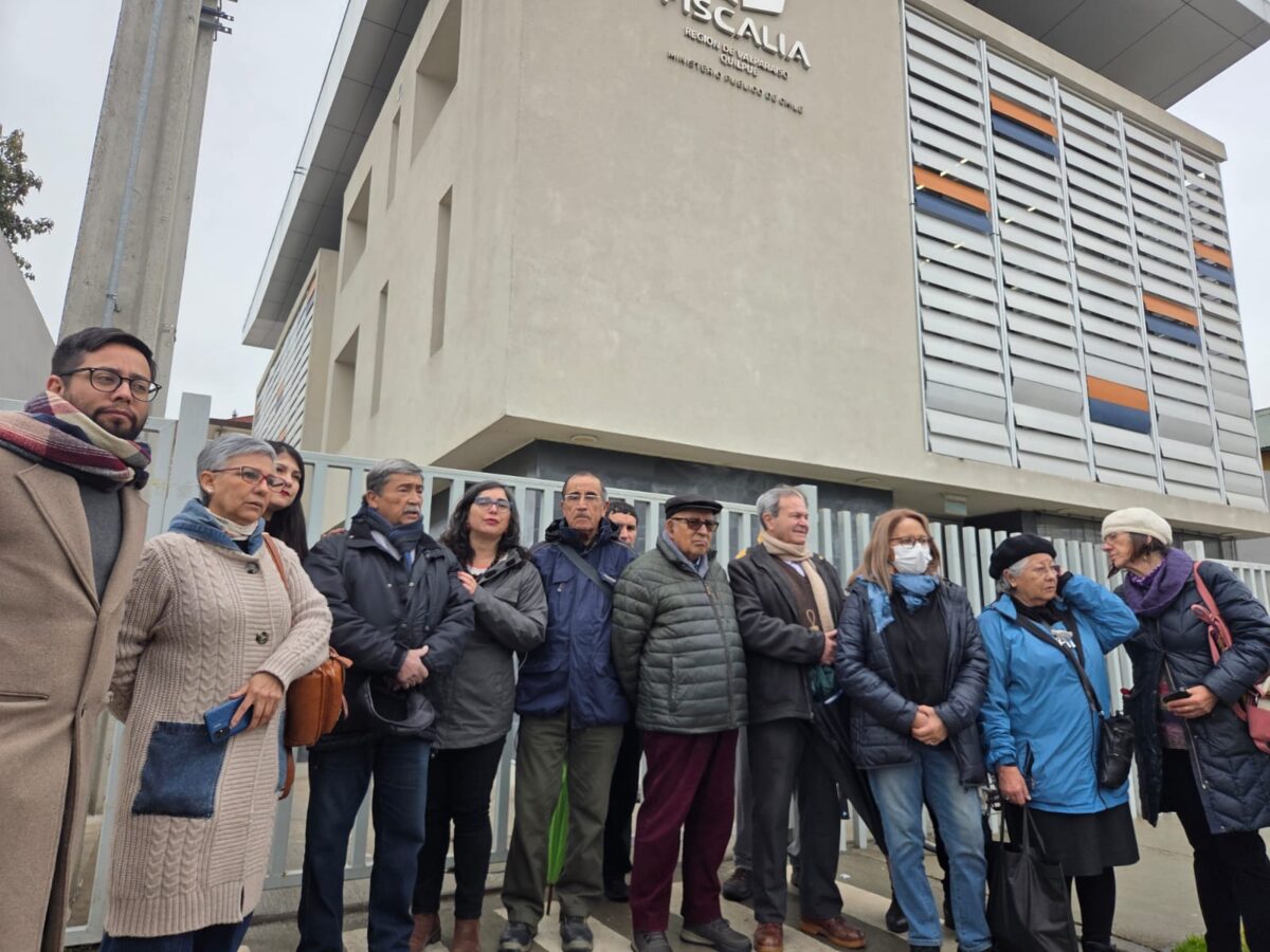 Agrupaciones de Derechos Humanos y autoridades locales frente a la Fiscalía de Quilpué.
