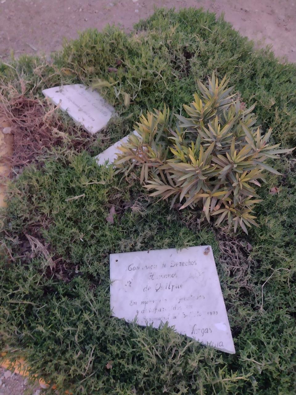 Detalle de la placa conmemorativa rescatada tras la destrucción del monumento.