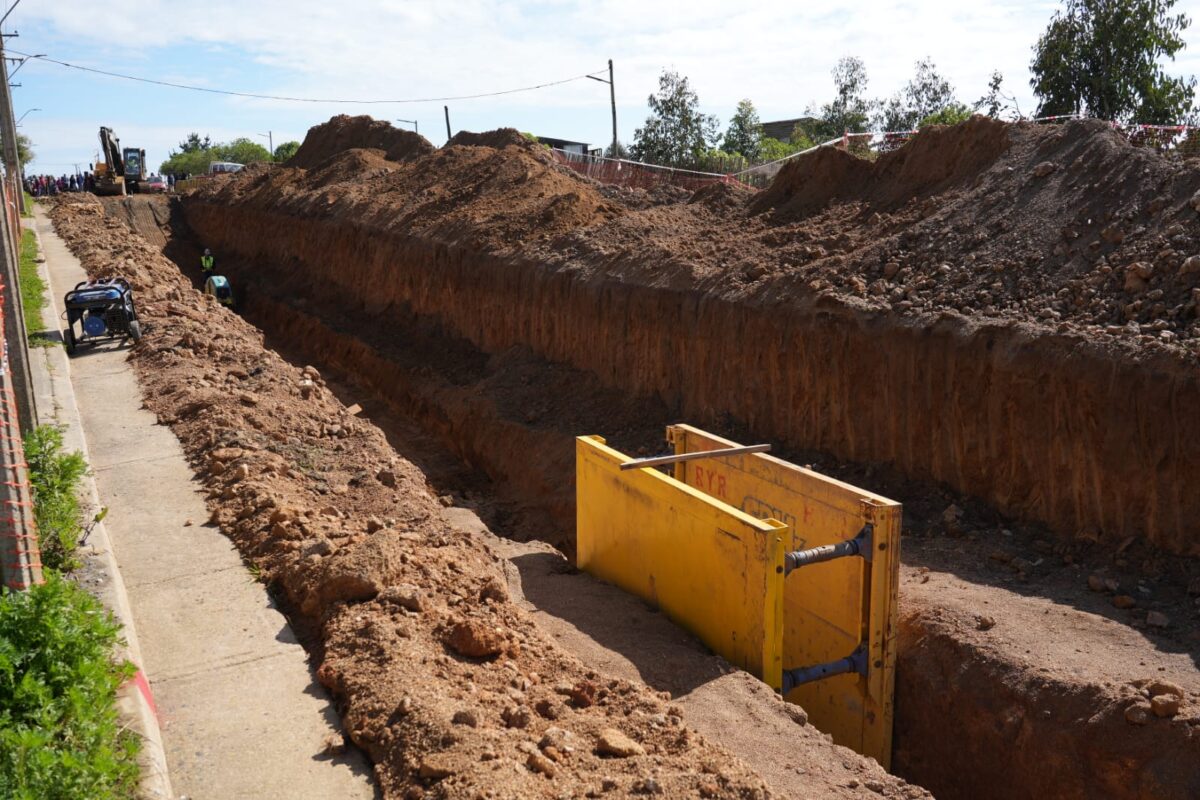 Obras de excavación para el nuevo alcantarillado en Punta de Tralca.