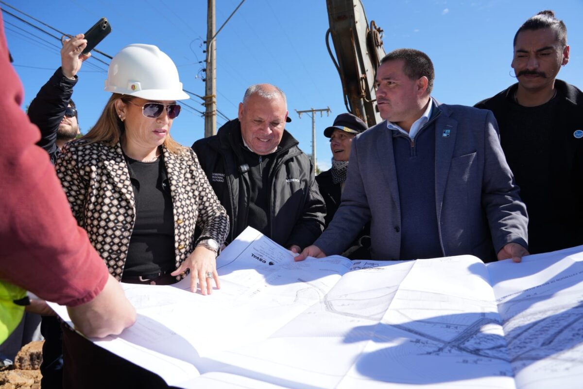 El Gobernador Rodrigo Mundaca y el alcalde José Jofré revisan planos de los proyectos en terreno.