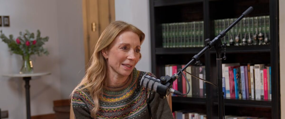 Karen Doggenweiler compartiendo sus experiencias sobre la maternidad.