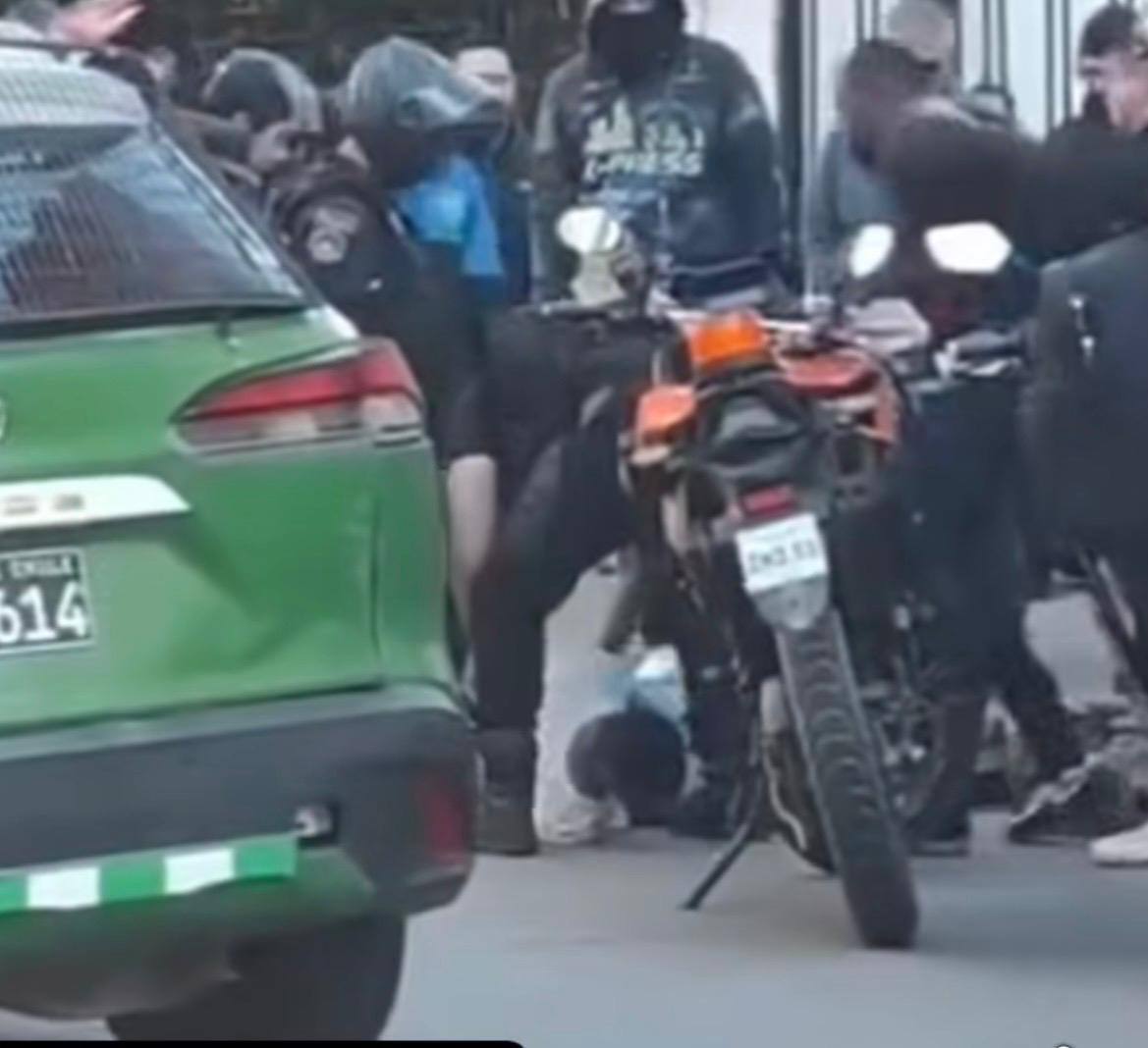 Detalle del procedimiento policial en el lugar de la captura.