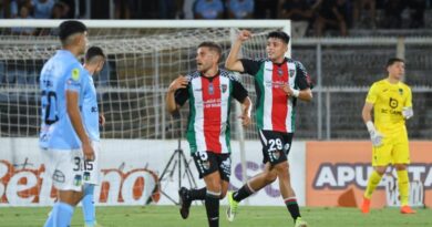 Jugadores de Palestino celebrando un gol en un partido de la Liga de Primera.