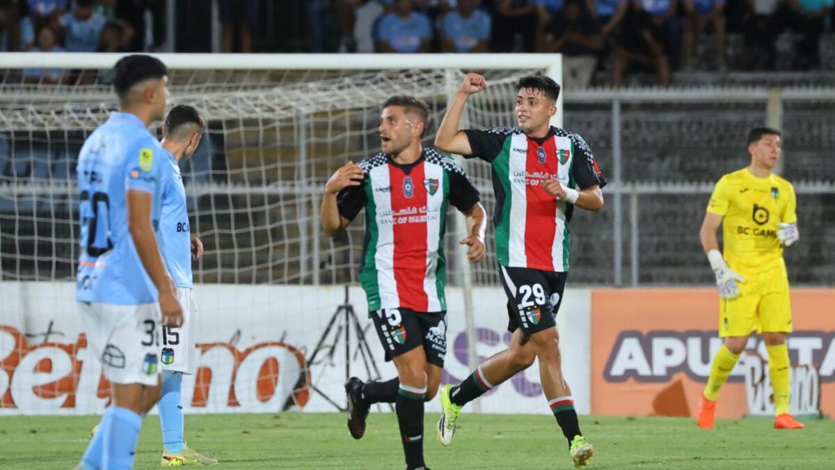 Jugadores de Palestino celebrando un gol en un partido de la Liga de Primera.