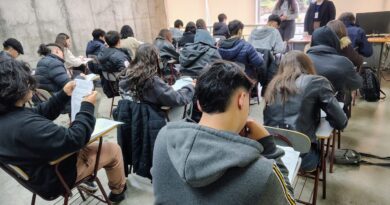 Estudiantes participando en una jornada académica de química.