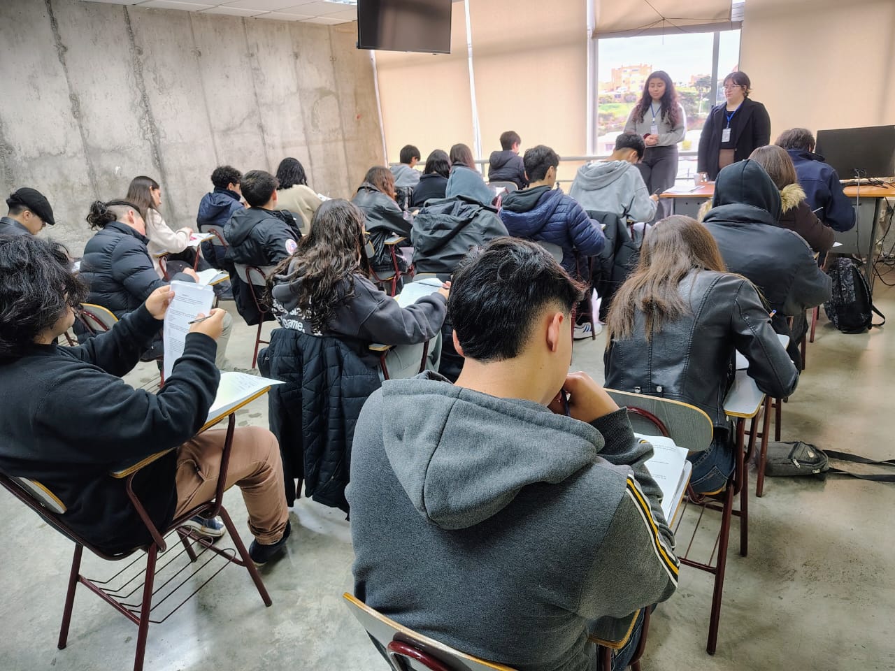 Estudiantes participando en una jornada académica de química.