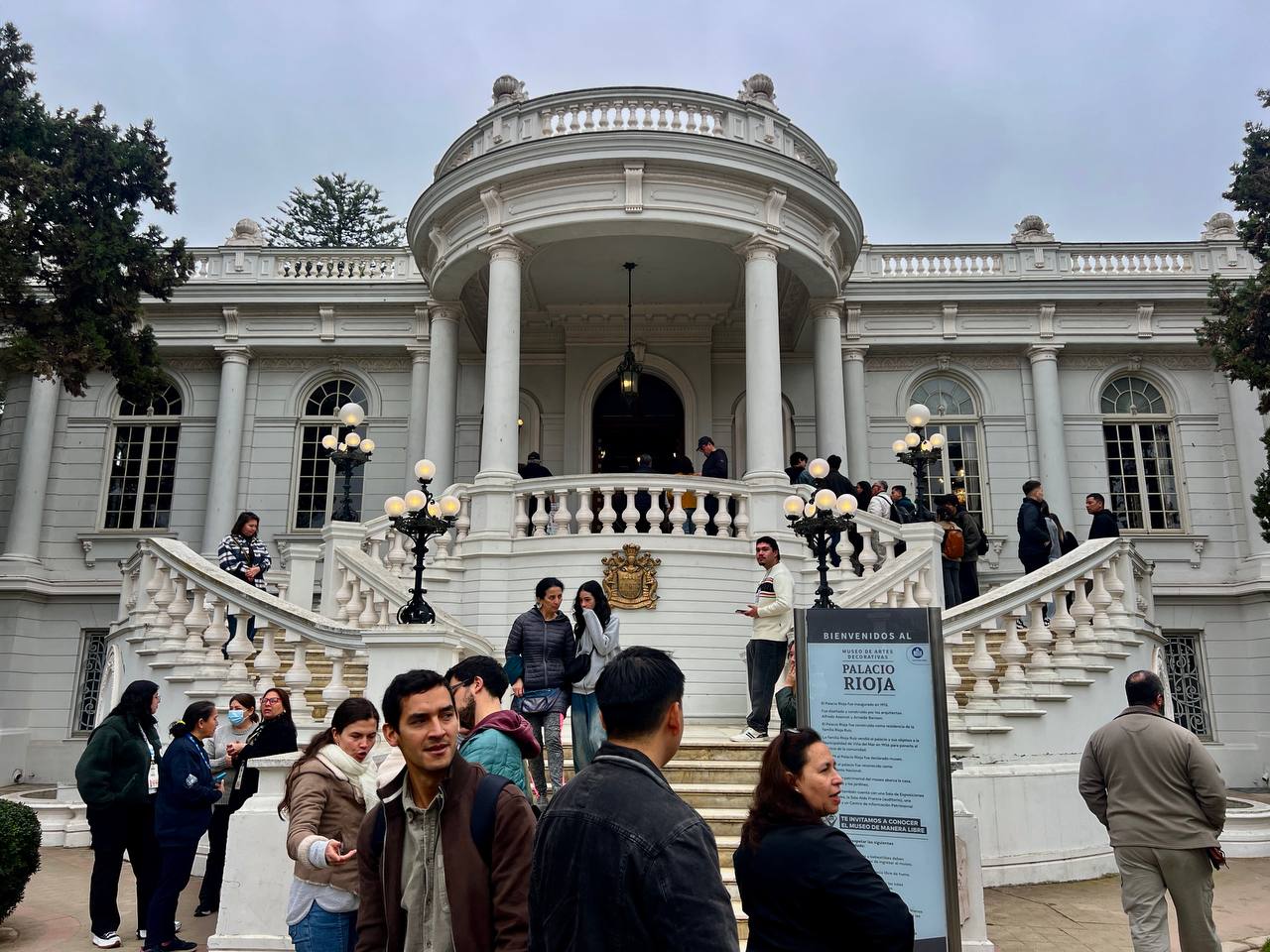 Fachada del Palacio Rioja con visitantes en sus escalinatas.