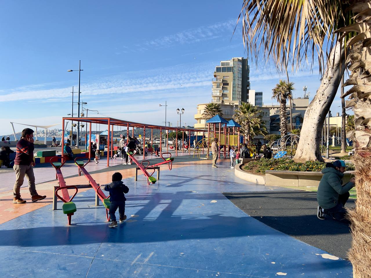 Vista general de la Plaza Colombia en Viña del Mar con sus actuales juegos infantiles.