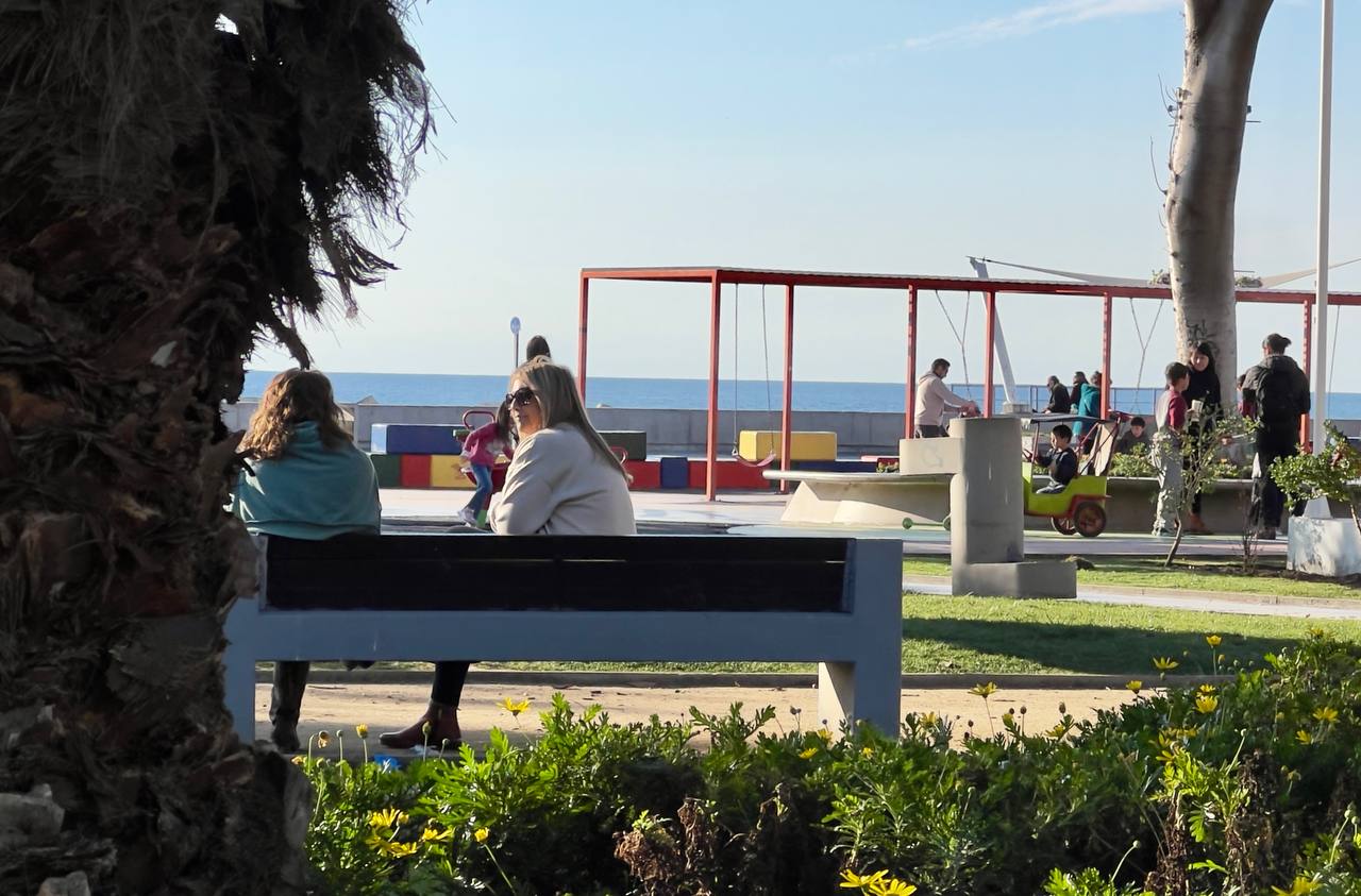 Vecinos disfrutando de la Plaza Colombia, espacio que será intervenido con nuevas zonas deportivas y recreativas.