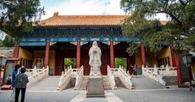 Vista de un templo tradicional chino con una estatua central, representativo de la cultura y filosofía del país.