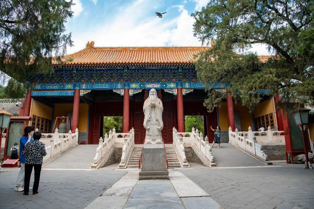 Vista de un templo tradicional chino con una estatua central, representativo de la cultura y filosofía del país.