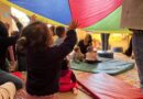Niños explorando con telas de colores en una actividad sensorial en el museo Artequin.