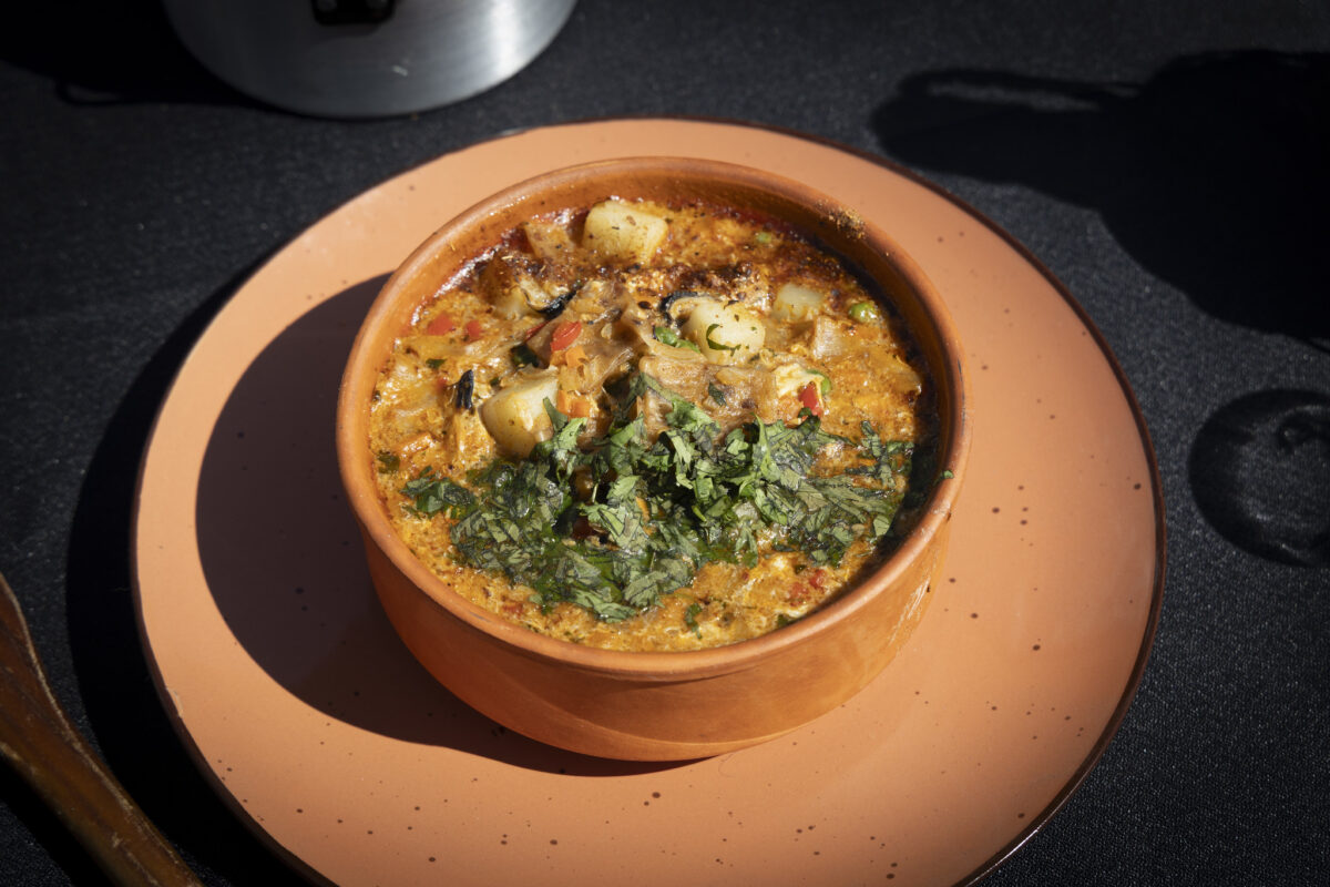 Preparación gastronómica tradicional en plato de greda.