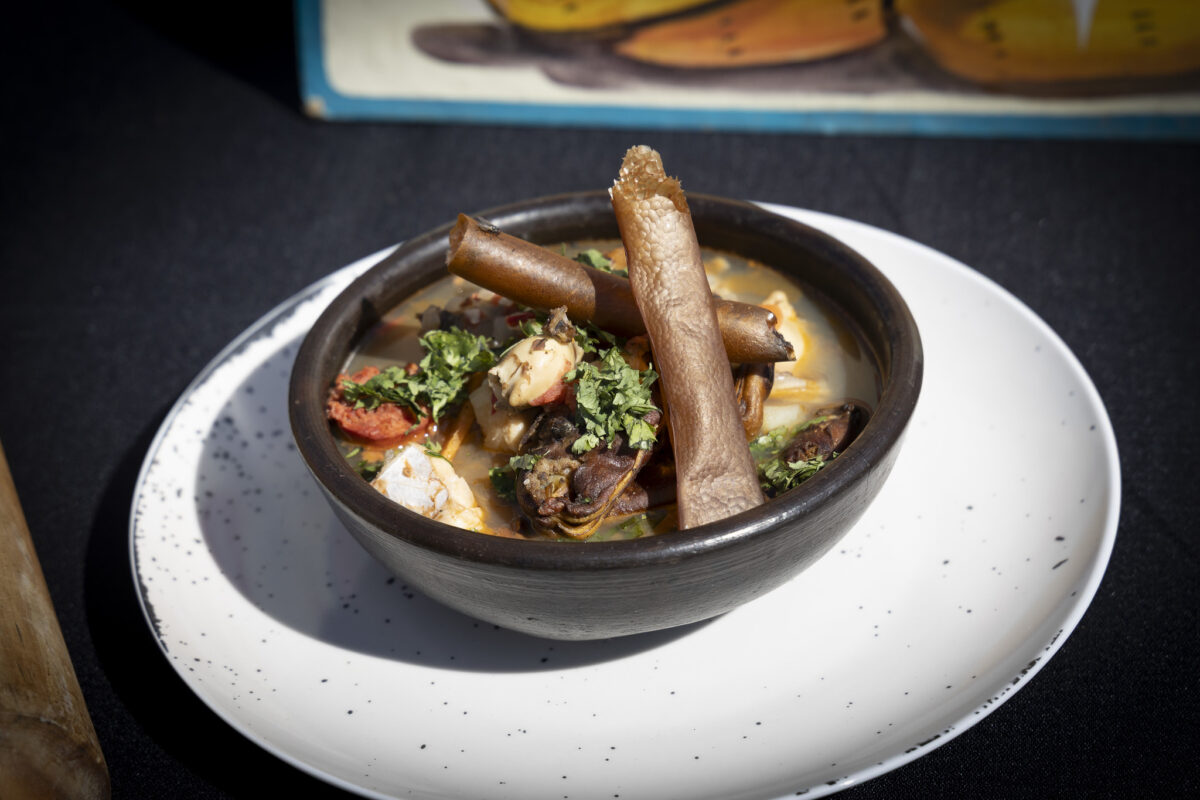 Plato de gastronomía local servido en el Barrio Puerto.