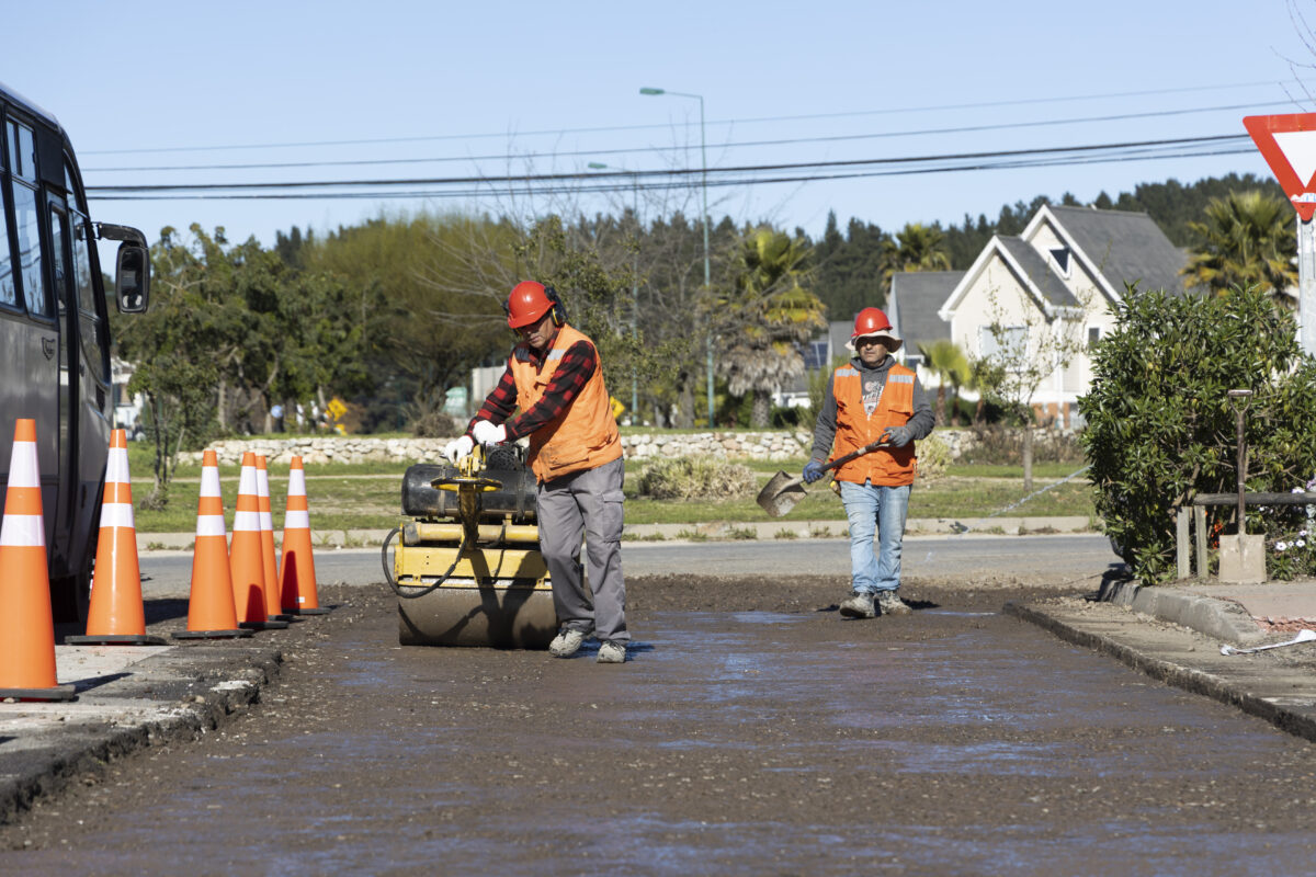Trabajadores realizando labores de pavimentación y mantención vial en Valparaíso.