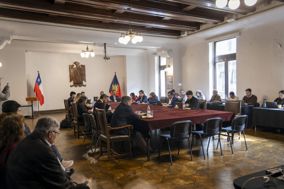 Concejales y autoridades municipales durante la sesión de la Comisión.