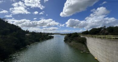 Vista panorámica del embalse Los Aromos tras alcanzar su máxima capacidad.