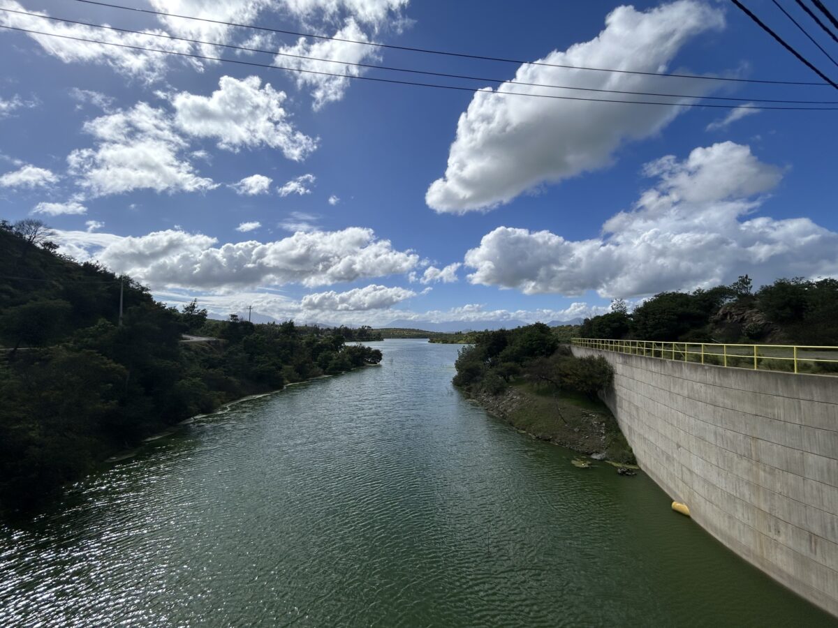 Vista panorámica del embalse Los Aromos tras alcanzar su máxima capacidad.