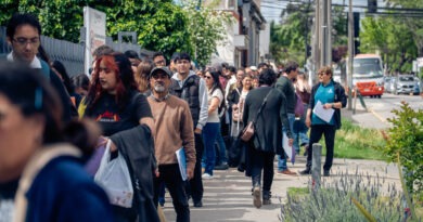 Fila de asistentes esperando ingresar a la Feria Laboral en Quilpué.