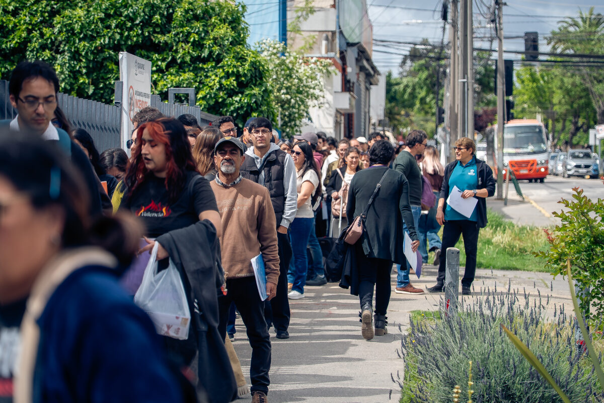 Fila de asistentes esperando ingresar a la Feria Laboral en Quilpué.