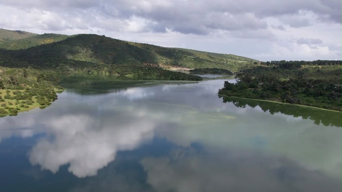 Vista aérea del embalse Los Aromos con el entorno natural.