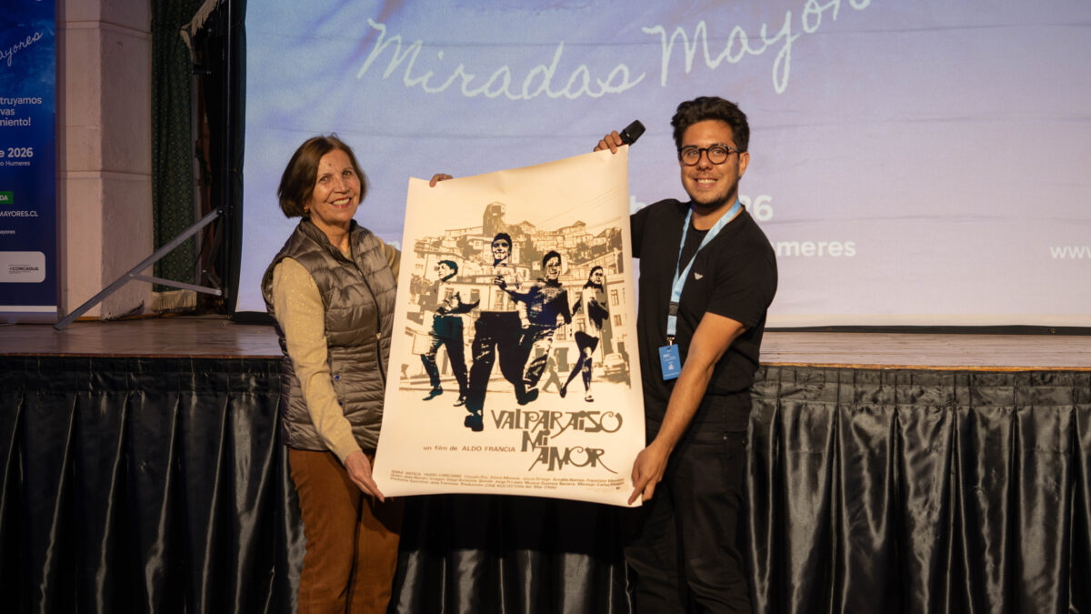 Entrega de reconocimiento durante el festival de cine.