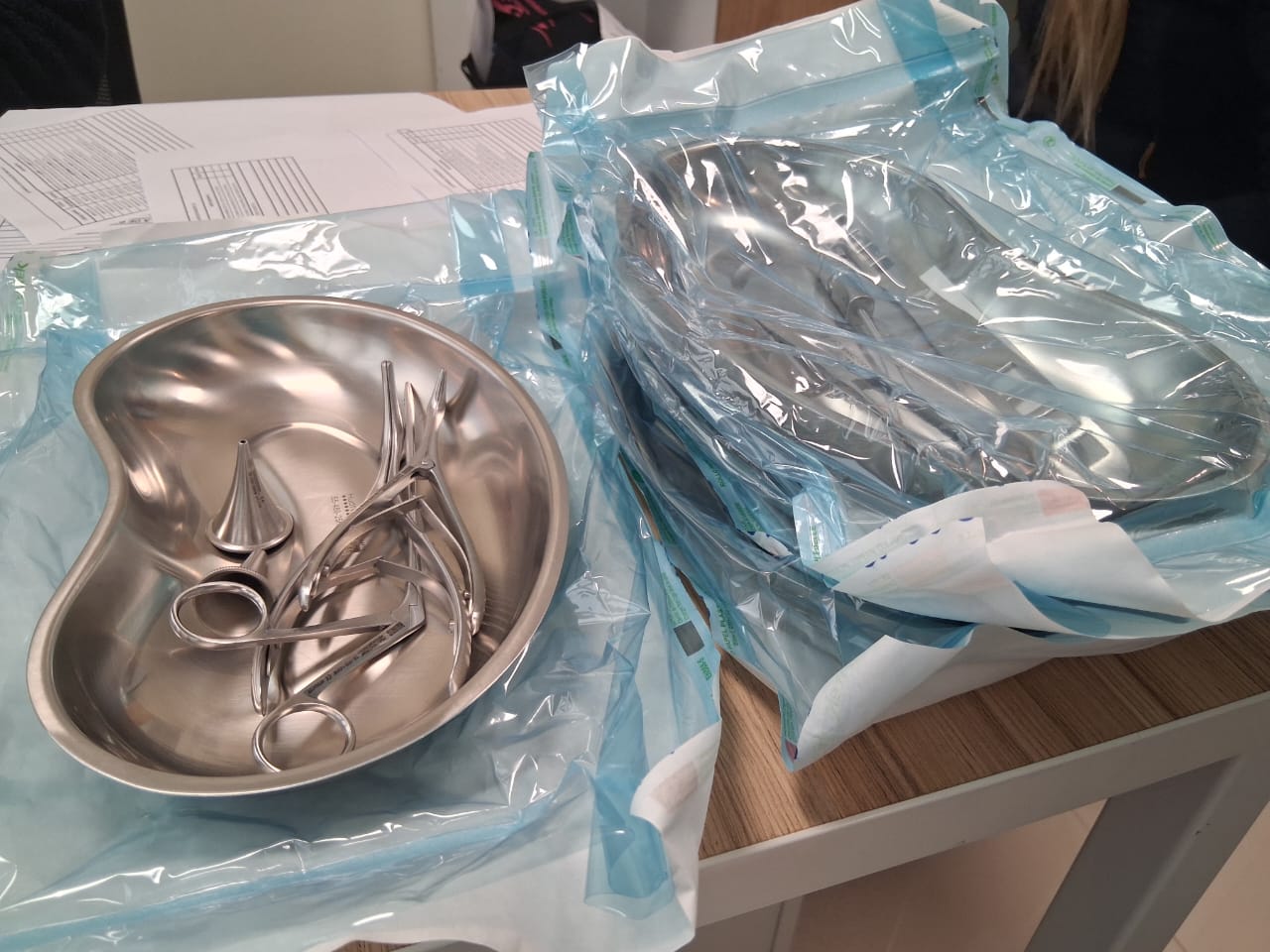 Instrumental clínico preparado para el proceso de esterilización.