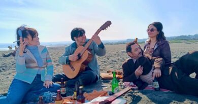 Escena de la película Me rompiste el corazón con sus protagonistas en la playa.