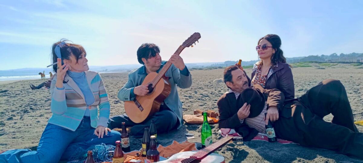 Escena de la película Me rompiste el corazón con sus protagonistas en la playa.