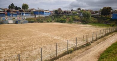 Vista panorámica de la cancha El Maitén en Miraflores Alto antes de su remodelación.