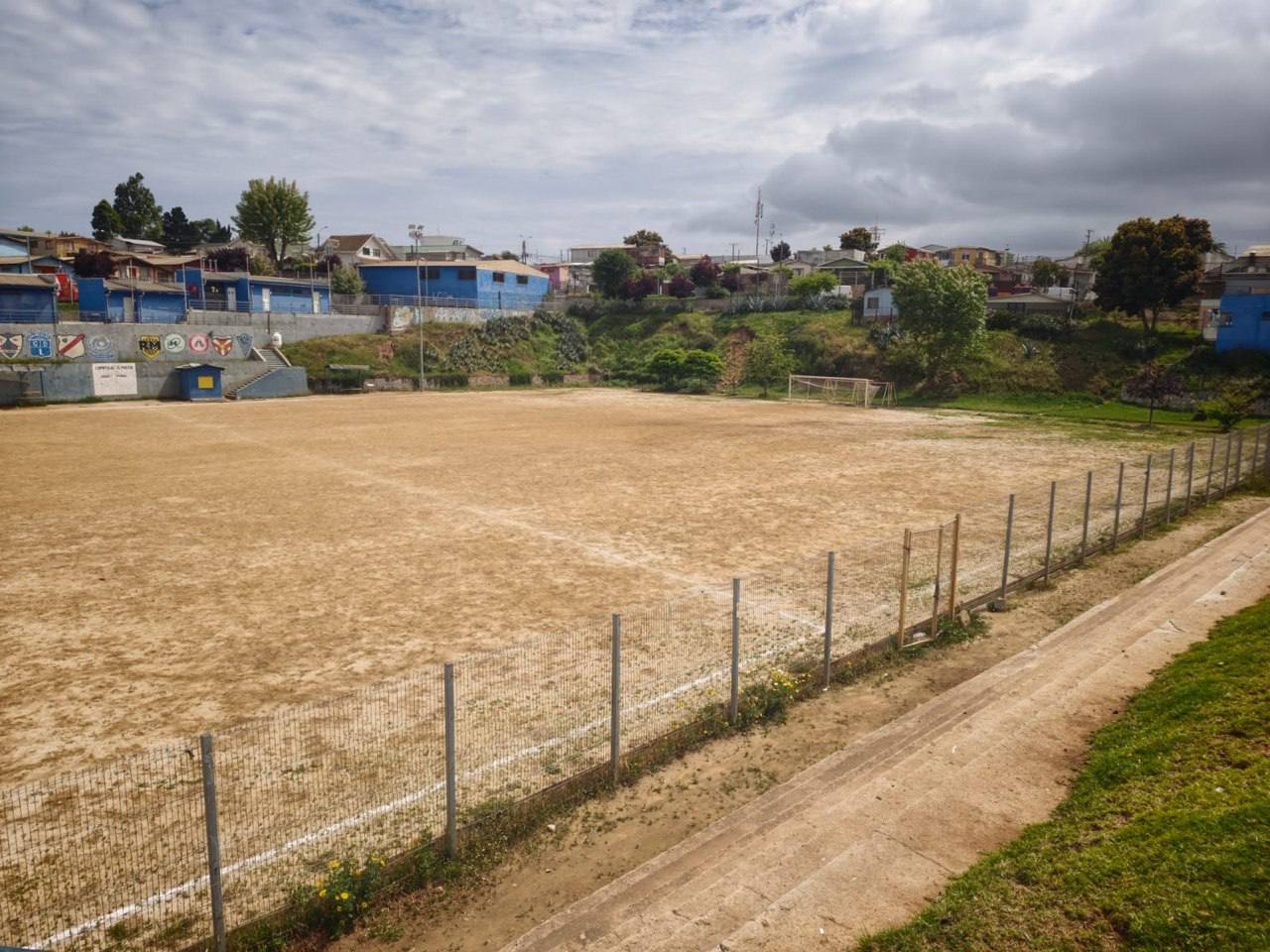 Vista panorámica de la cancha El Maitén en Miraflores Alto antes de su remodelación.