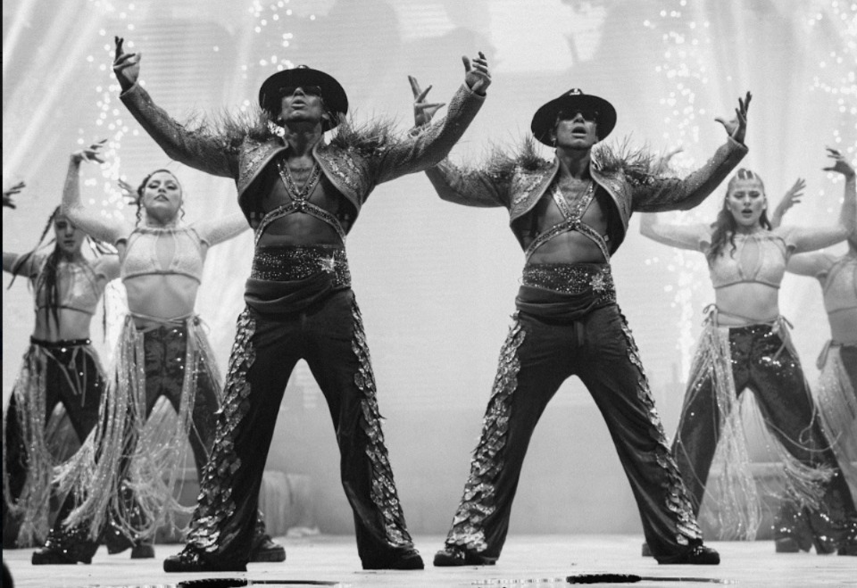 Los Power Peralta junto a su elenco durante una presentación de Circo Kai.