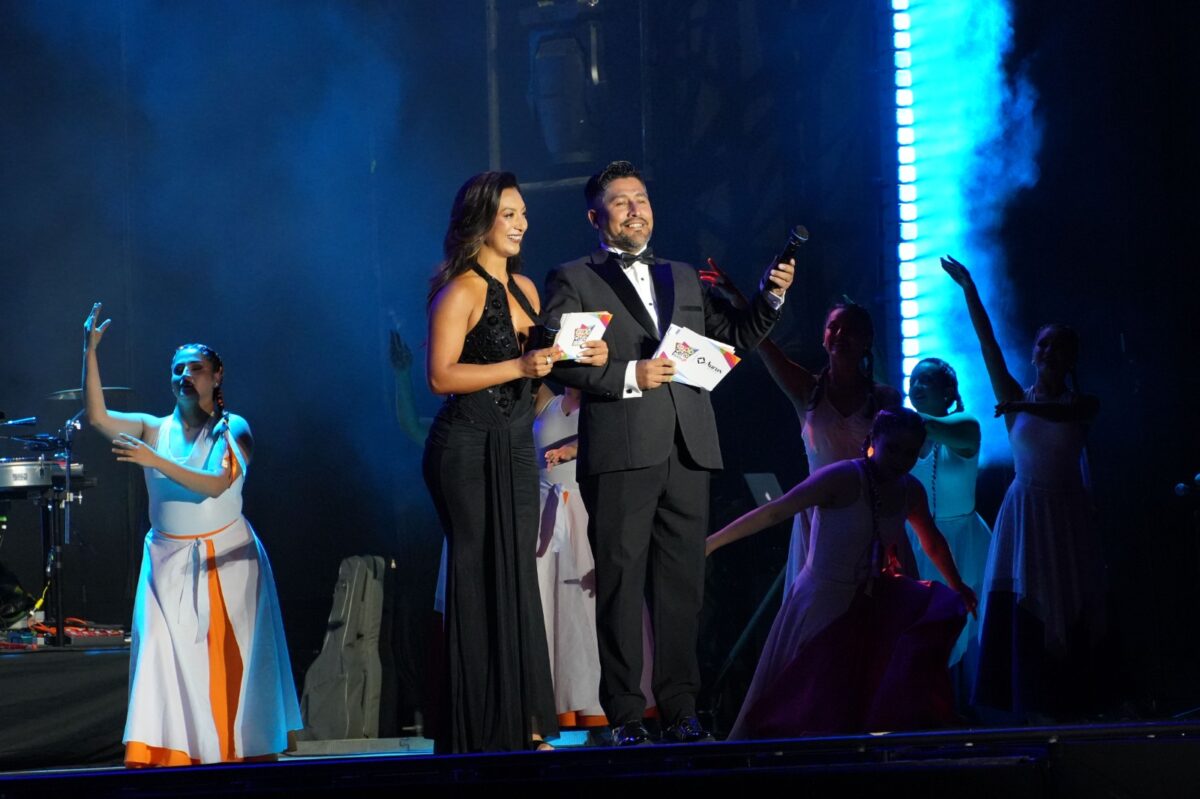 Los animadores Maite Jiménez y Víctor González en el escenario de la Expo Quillota.