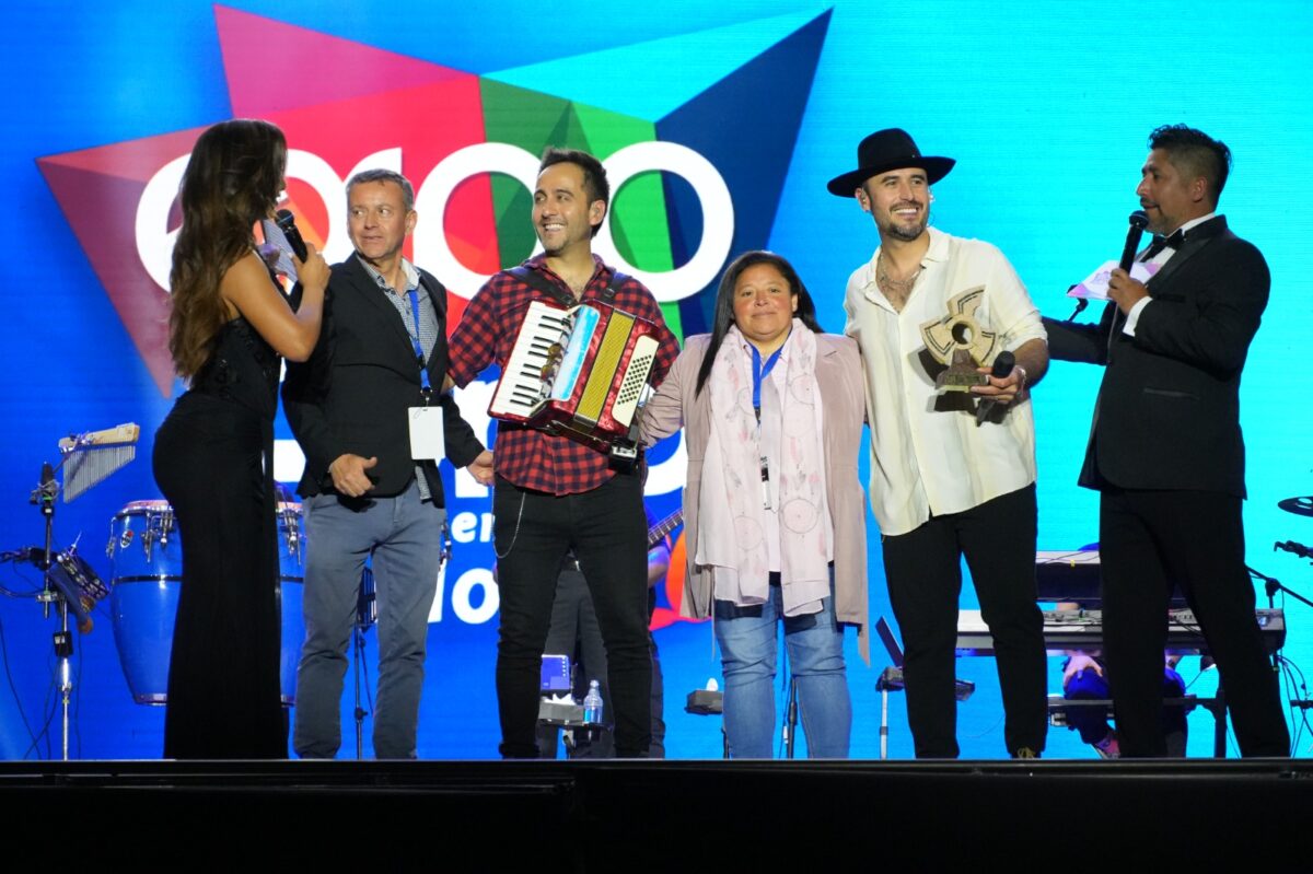 Entrega de reconocimiento Trinacrio a los artistas en la Expo Quillota.